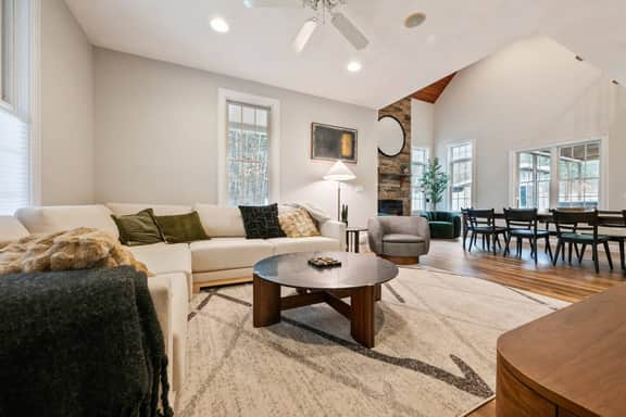 Luxury Modern 2 King Suites-Hot Tub-Hike-Sleeps 12 - Image 3
